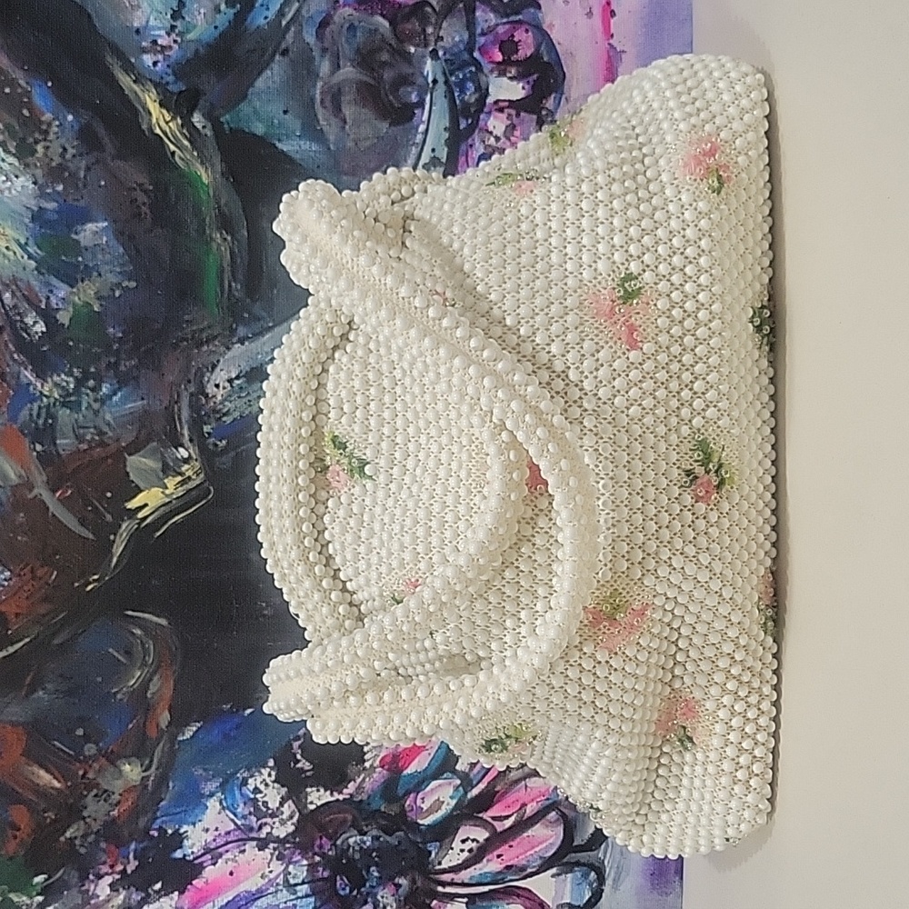 Lumured Bead Hand Bag In Excellent Condition